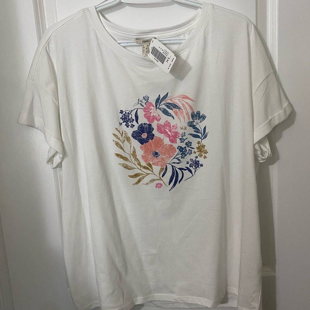 Sz XL⭐️Nwt Esprit White  t-shirt with flower print